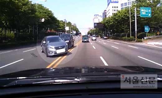 지난달 13일 서울 서초구 우면삼거리에서 60대 운전자가 자신의 차 앞으로 끼어들었다는 이유로 보복운전을 하다가 6중 추돌사고를 냈다.  서울 서초경찰서 제공