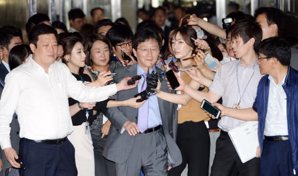 새누리당 비공개 최고위원회의장으로 들어서는 유승민원내대표.  2015.7.7 김명국전문기자 daunso@seoul.co.kr