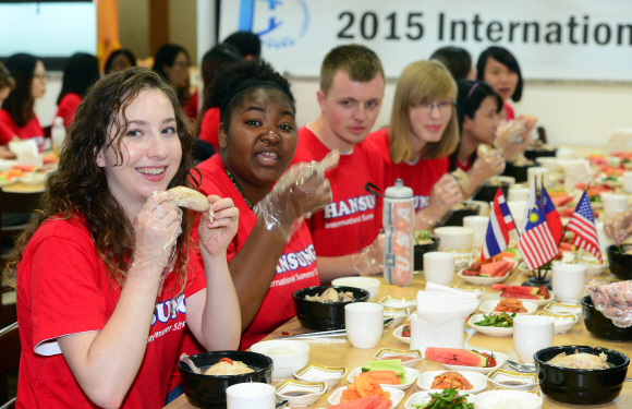 7일 2015 한성대학교 국제여름학교의 일환으로 열린 보양식 체험행사에 참여한 외국인 학생들이 삼계탕을 맛보고 있다. 2015. 7. 7 정연호 tpgod@seoul.co.kr