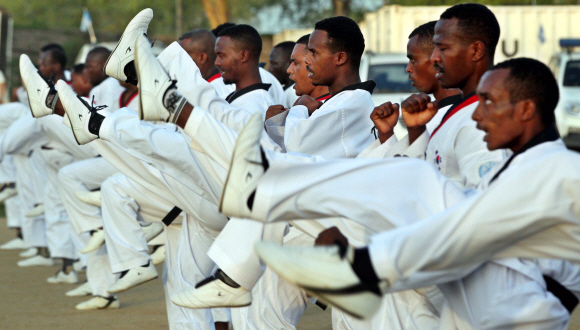 8일(현지시간) 남수단 보르 한빛부대 연병장에서 UN에 파병된 군인들에게 태권도 검은띠 수여식이 열린 가운데 발차기 시범을 하고있다. 이들은 에티오피아, 우간다, 인도, 과테말라 등에서 파견된 18명이다.  사진공동취재단