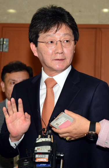 새누리당 유승민 의원이 8일 국회 정론관에서 원내대표직을 사퇴한다고 밝힌 뒤 착잡한 표정으로 기자들의 질문을 받고 있다. 정연호 기자 tpgod@seoul.co.kr