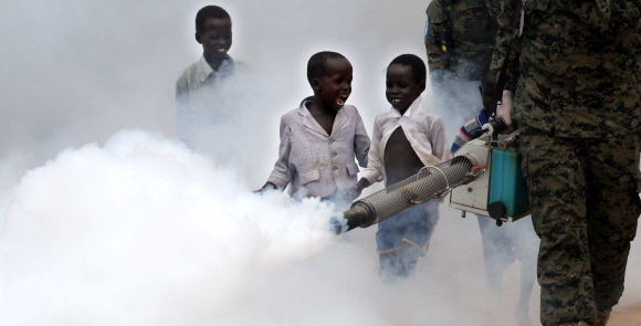 9일 (현지시간) 남수단 보르시의 전쟁 난민 2300여명이 모여있는 POC(Protection of Civilion)에서 한빛부대 대원들이 방역작업을 하고있다.  2015. 07. 09 사진공동취재단