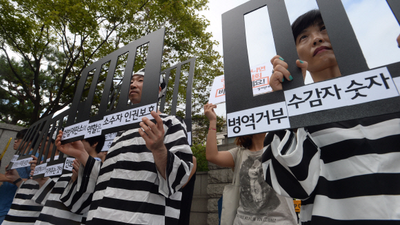 ‘양심적 병역거부자’를 처벌하도록 한 병역법 관련 여론 수렴을 위한 헌법재판소 공개변론이 열리는 9일 서울 종로구 헌재 앞에서 국제엠네스티 등 시민단체 회원들이 죄수복을 입은 채 기자회견을 하고 있다. 이들은 ‘병역 거부자를 처벌하는 현행 병역법은 위헌’이라며 ‘양심의 자유를 보장하라’고 주장했다. 2015. 7. 9 손형준 boltagoo@seoul.co.kr