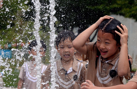 서울.중부 지역에 폭염주의보가 내려진 10일 서울 성동구 서울숲 바닥분수를 찾은 어린이들이 분수사이를 뛰놀고 있다. 2015.07.10   이종원 선임기자 jongwon@seoul.co.kr