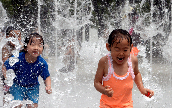 더위를 피하기 위해 물놀이를 즐기는 아이들의 모습. 자료사진