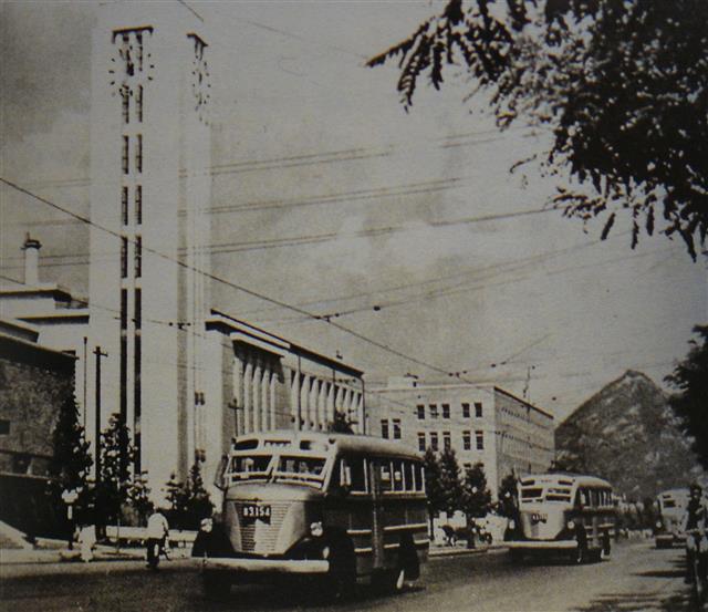 1935년 건립된 부민관은 1954년 국회의사당으로 바뀌었다가 1991년부터 현재의 서울시의회 건물이 됐다. 사진은 1950년대 국회의사당 때의 모습. 서울신문 포토라이브러리