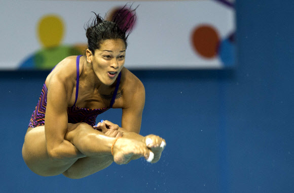 12일(현지시간) 캐나다 토론토에서 열린 2015 팬 아메리칸 경기대회(2015 Pan American Games) 여자 3m 스프링보드 준결승에서 콜롬비아의 디아나 피네다가 연기를 펼치고 있다. ⓒ AFPBBNews=News1