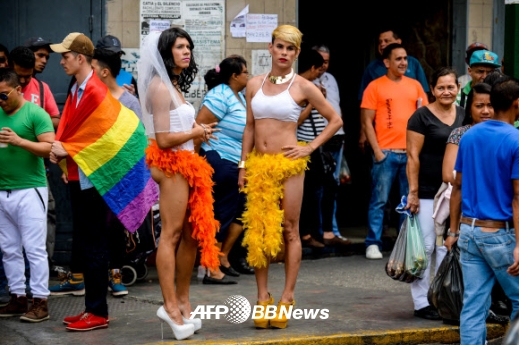 12일(현지시간) 카라카스에서 열린 게이 프라이드 퍼레이드(the Gay Pride Parade)에 참가한 레즈비언·게이·양성애자·트렌스젠더(LGBT) 커뮤니티 멤버들이 퍼포먼스를 하고 있다.<br>ⓒ AFPBBNews=News1