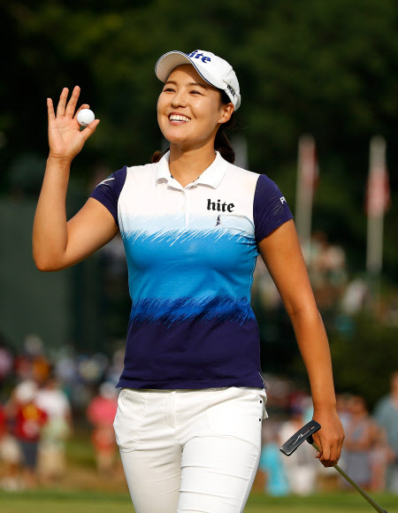 전인지가 13일 미국 펜실베이니아주 랭커스터 골프장에서 열린 미국여자프로골프(LPGA) 투어 US여자오픈 최종 라운드 17번 홀에서 버디를 잡은 뒤 갤러리를 향해 손을 흔들고 있다. 랭커스터 AFP 연합뉴스