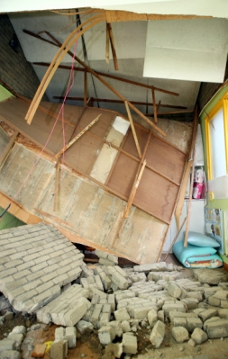 14일 오전 서울 서초구 한 어린이집 2층 천장 일부가 내려앉는 사고가 발생했다. 이 사고로 다행히 인명피해는 발생하지 않았다. 사진은 벽돌이 무너진 해당 어린이집 사고 현장.<br>연합뉴스