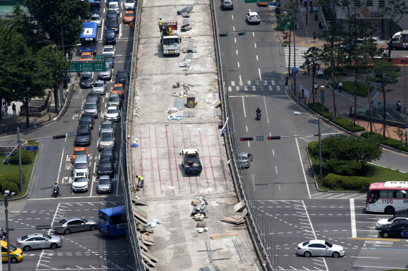 15일 오전 서울 충정로와 광화문을 잇는 서대문고가도로에서 철거공사가 시작되고 있다. 서울시 도시기반시설본부는 이날부터 철거 공사를 시작해 9월 초 개통하겠다고 밝혔다. 연합뉴스