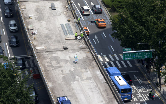 15일 오전 서울 충정로와 광화문을 잇는 서대문고가도로에서 철거공사가 시작되고 있다. 서울시 도시기반시설본부는 이날부터 철거 공사를 시작해 9월 초 개통하겠다고 밝혔다. 연합뉴스