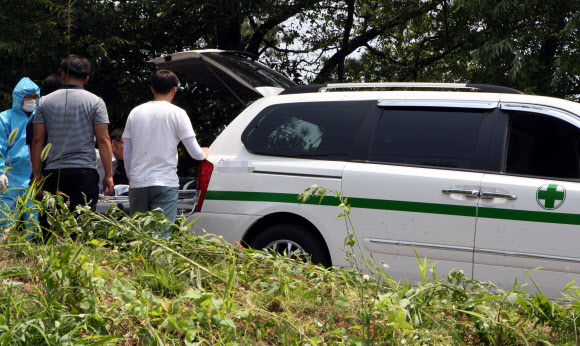 15일 경기도 평택시의 한 저수지 인근 야산에서 숨진 채 발견된 A(22·여)씨의 시신이 수습되고 있다. 연합뉴스
