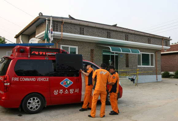 지난 14일 오후 경북 상주시 금계1리 마을회관에 소방대원들이 나와있다. 마을회관에선 전날 남은 음료수를 나눠 마신 할머니 6명이 쓰러지는 사고가 발생했다.  연합뉴스