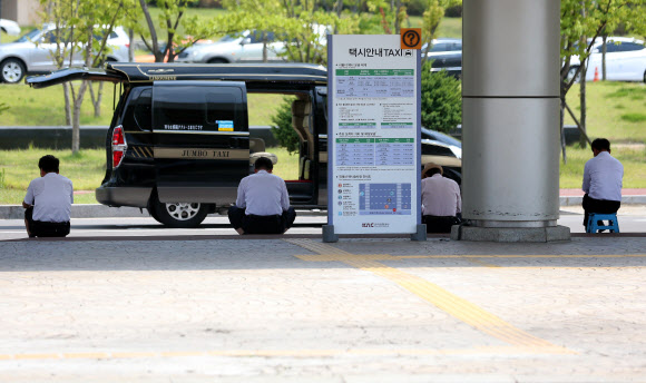 찜통 더위가 기승을 부린 15일 오후 서울 김포공항 택시승강장 앞 그늘에서 기사들이 더위를 피하고 있다. 연합뉴스