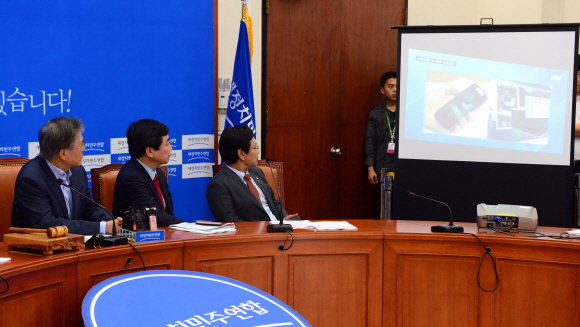 새정치민주연합 문재인 대표와 최고위원들이 15일 오전 국회에서 열린 최고위원회의에서 스마트폰 도청 관련 방송 보도를 바라보고 있다.  정연호 기자 tpgod@seoul.co.kr