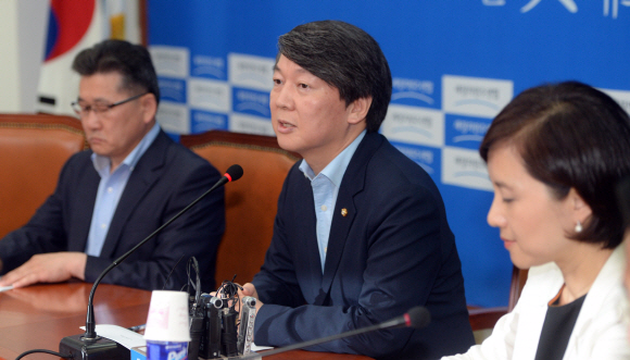 15일 서울 여의도 국회에서 열린 새정치민주연합 국정원 불법사찰의혹조사위원회 기자간담회에서 위원장을 맡은 안철수 의원들이 모두발언을 하고 있다.  정연호 기자 tpgod@seoul.co.kr