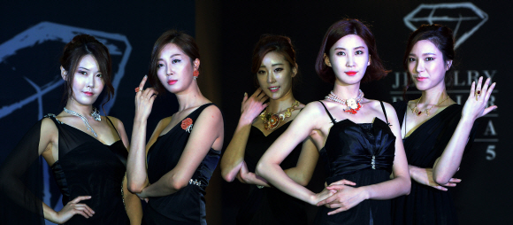 16일 서울 강남구 삼성동 코엑스에서 열린 ’2015 한국주얼리페어’의 부대행사인 미니패션쇼에서 모델들이 다양한 보석을 선보이고 있다.  이종원 선임기자 jongwon@seoul.co.kr