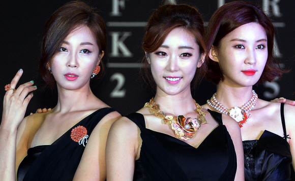 16일 서울 강남구 삼성동 코엑스에서 열린 ’2015 한국주얼리페어’의 부대행사인 미니패션쇼에서 모델들이 다양한 보석을 선보이고 있다.  이종원 선임기자 jongwon@seoul.co.kr