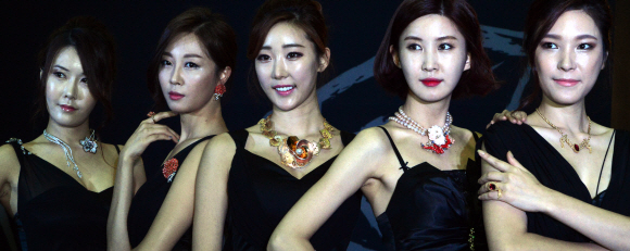 16일 서울 강남구 삼성동 코엑스에서 열린 ’2015 한국주얼리페어’의 부대행사인 미니패션쇼에서 모델들이 다양한 보석을 선보이고 있다.  이종원 선임기자 jongwon@seoul.co.kr