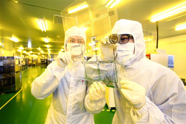 LG화학 오창공장 OLED조명 패널 생산라인에서 직원들이 OLED조명 패널을 검사하고 있다. LG화학 제공