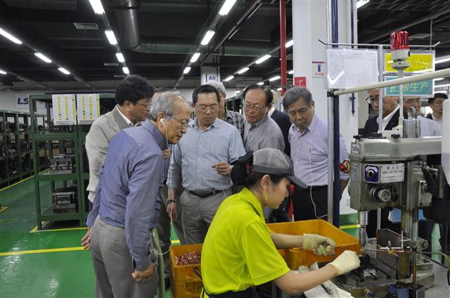 구자열(오른쪽 세 번째) LS그룹 회장이 지난 5월 중국 LS산전 생산법인을 방문한 모습. LS그룹 제공