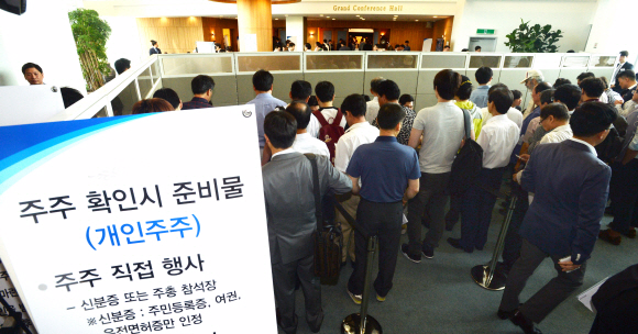 17일 서울 서초구 양재동 aT센터에서 삼성물산과 제일모직 합병안을 결정하기 위해 열린 임시주주총회에 주주들이 참석하고 있다.  손형준 기자 boltagoo@seoul.co.kr