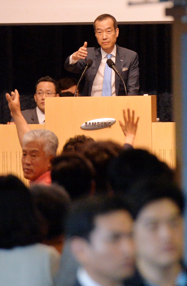 17일 서울 서초구 양재동 aT센터에서 삼성물산과 제일모직 합병안을 결정하기 위해 열린 임시주주총회에 최치훈 삼성물산 건설부문 사장이 주주들에게 발언권을 주고 있다. 손형준 기자 boltagoo@seoul.co.kr