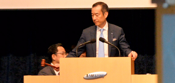 최치훈 삼성물산 건설부문 사장이 17일 서울 서초구 양재동 aT센터에서 열린 임시주주총회에서 의사봉을 두드리며 폐회를 알리고 있다. 이날 임시주총에서는 삼성물산과 제일모직 합병안이 69.53퍼센트의 찬성률로 통과됐다. 손형준 기자 boltagoo@seoul.co.kr