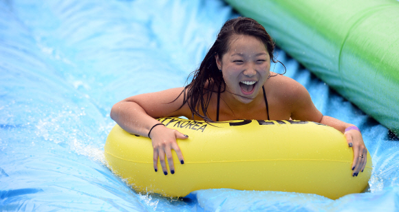 17일 서울 여의도 한강시민공원에서 시민들이 120m 길이의 워터슬라이드를 즐기고 있다.  박윤슬 기자 seul@seoul.co.kr
