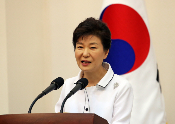 박근혜대통령이 17일 정오 청와대에서 대한민국헌정회 임원진과의 오찬에서 인사말을 하고 있다. 안주영 기자 jya@seoul.co.kr