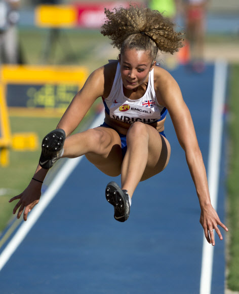 영국의 육상 선수 에밀리 라이트가 19일(현지시간) 파스쿠알 게레로 올림픽경기장에서 열린 2015 IAAF 세계청소년육상경기선수권대회 여자부 멀리뛰기 결승에서 전력을 다한 점프를 하고 있다. ⓒ AFPBBNews=News1