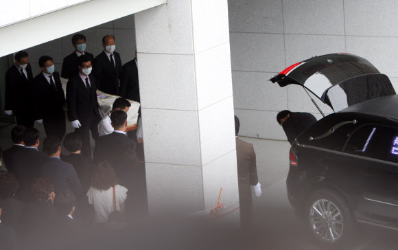 21일 오전 경기도 용인시 처인구 ’평온의 숲’ 장례식장에서 국가정보원 해킹 프로그램과 관련된 유서를 남기고 스스로 목숨을 끊은 국정원 직원 임모(45)씨의 발인식이 엄수되고 있다. 연합뉴스