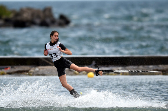 20일(현지시간) 페루 Natalia Cuglievan 선수가 캐나다 토론토에서 열린 ‘2015 팬 아메리칸 게임(the Pan American Games)’ 수상 스키 여자 트릭스 예선전에서 물 위를 한발로 서서 경기를 펼치고 있다. ⓒ AFPBBNews=News1