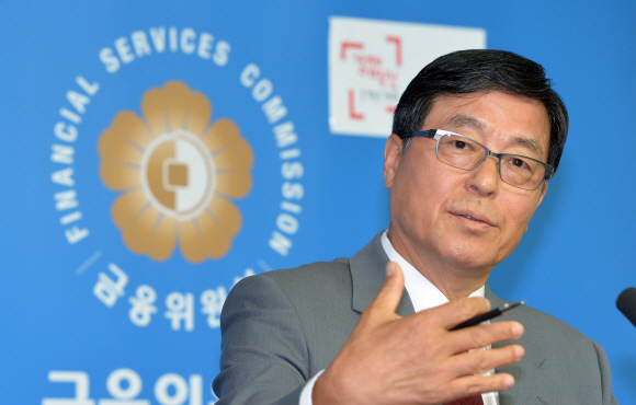 은행 매각방안에 대해 브리핑하고 있다. 정부는 이날 우리은행의 경영 자율성을 최대한 보장하고 30% 이상 지분 매각에 성공할 경우 ’경영정상화 이행 약정(MOU)’을 즉시 해지할 것’이라고 말했다. 박지환 기자 popocar@seoul.co.kr