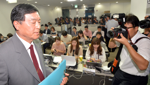 은행 매각방안에 대해 브리핑을 마치고 단상에서 내려오고 있다. 정부는 이날 우리은행의 경영 자율성을 최대한 보장하고 30% 이상 지분 매각에 성공할 경우 ’경영정상화 이행 약정(MOU)’을 즉시 해지할 것’이라고 말했다. 박지환 기자 popocar@seoul.co.kr