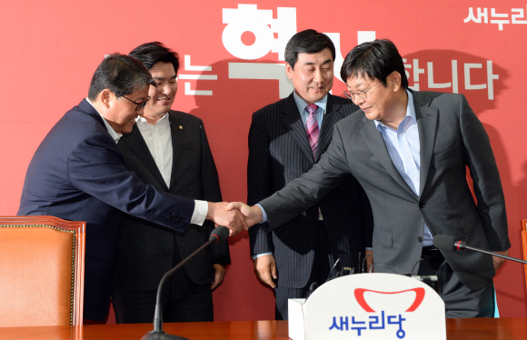 21일 국회 새누리당 원내대표실에서 열린 여야원내대표, 수석부대표 회동서 대표들이 포즈를 취하고 있다. 왼쪽부터 새누리당 조원진 원내수석부대표, 원유철 원내대표, 새정치민주연합 이종걸 원내대표, 이춘석 원내수석부대표.  도준석 기자 pado@seoul.co.kr