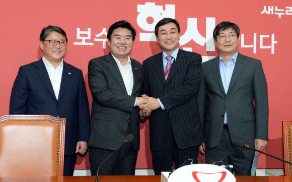 21일 국회 새누리당 원내대표실에서 열린 여야원내대표, 수석부대표 회동서 대표들이 포즈를 취하고 있다. 왼쪽부터 새누리당 조원진 원내수석부대표, 원유철 원내대표, 새정치민주연합 이종걸 원내대표, 이춘석 원내수석부대표. 도준석 기자 pado@seoul.co.kr