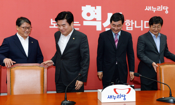 21일 국회 새누리당 원내대표실에서 열린 여야원내대표, 수석부대표 회동서 대표들이 자리에 앉고 있다. 왼쪽부터 새누리당 조원진 원내수석부대표, 원유철 원내대표, 새정치민주연합 이종걸 원내대표, 이춘석 원내수석부대표. 도준석 기자 pado@seoul.co.kr