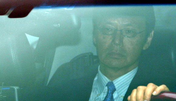 21일 서울 외교부청사에서 일본 방위백서 독도표기와 관련 초치된 가나스기 겐지 주한 일본대사관 총괄공사가 초치를 마치고 외교부 청사를 빠져나오고 있다. 박지환 기자 popocar@seoul.co.kr