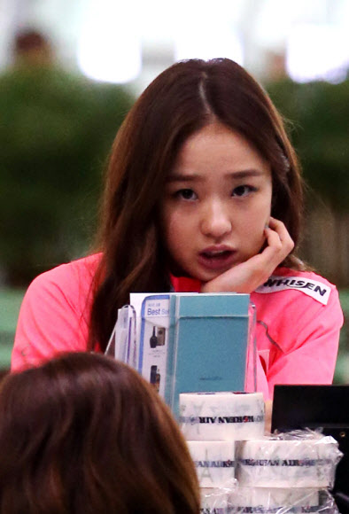 출국 수속하는 손연재