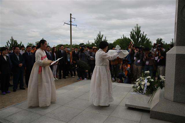 블라디보스토크에서 행사 참가자들이 함께 지낸 이상설 선생 위령제.