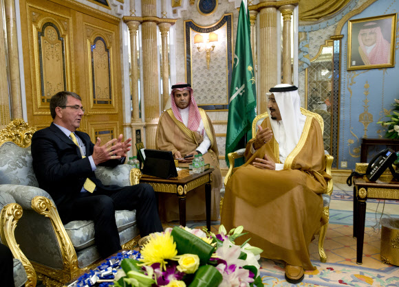 사우디에 ‘핵 합의’ 설명하는 카터 美국방 