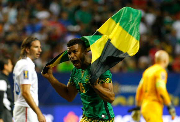 자메이카의 아드리안 마리아파(19번)가 22일(현지시간) 미국 애틀랜타 조지아 돔에서 열린 ‘2015 북중미 골드컵’ 준결승전에서 미국을 2-1로 꺾고 사상 처음으로 결승전에 오르자 기뻐하고 있다. ⓒ AFPBBNews=News1