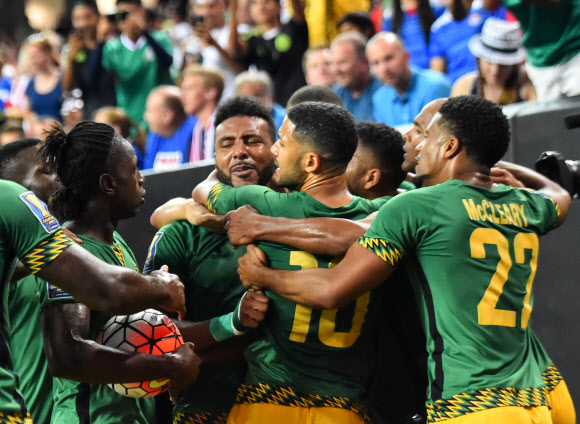 22일(현지시간) 미국 애틀랜타에서 열린 ‘2015 북중미 골드컵’ 준결승전에서 자메이카의 길스 반즈(가운데)가 골을 넣은 후 팀 동료들과 함께 기쁨을 나누고 있다. ⓒ AFPBBNews=News1