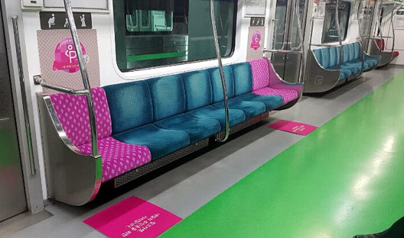 서울 지하철 열차 내에 마련된 임산부 배려석의 디자인이 눈에 잘 띄도록 개선된다.      서울시는 지하철 승객들이 임산부 배려석을 한눈에 알아보고 임산부에게 자리를 양보할 수 있도록 임산부 배려석 디자인을 개선하기로 하고 7월 말부터 2·5호선에 개선 디자인을 시범적으로 적용한다고 23일 밝혔다. 서울시는 현재 열차 한 칸 당 두 개 좌석을 임산부 배려석으로 지정하고 좌석 위쪽에 ‘임산부 먼저’라는 스티커를 붙여 표시하고 있다.  서울시 제공