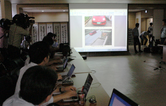 23일 오후 경기도 수원시 경기지방경찰청에서 경찰이 ‘국정원 직원 차 바꿔치기 논란’에 대한 입장을 발표했다. 경찰이 프레젠테이션을 통해 검증 결과를 보여주고 있다. 연합뉴스