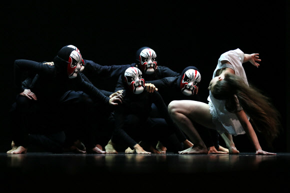 24일(현지시간) 스페인 부르고스의 테아트로 프린시팔에서 열린 ‘부르고스-뉴욕 국제 안무 콘테스트’에서 댄서들이 준비한 안무를 선보이고 있다. ⓒ AFPBBNews=News1