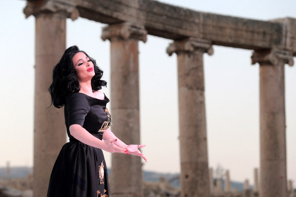 가수 다이아나 카라존(Diana Karazon)이 23일(현지시간) 요르단의 수도 암만에서 북쪽으로 50킬로미터 떨어진 고대 로마 도시 유적지에서 열린 ‘제30회 제라시 페스티벌’의 오프닝 무대에 섰다. ⓒ AFPBBNews=News1