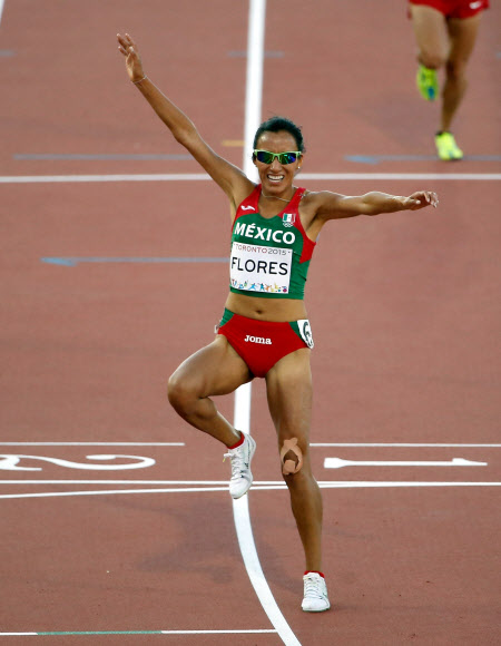 멕시코 육상 선수 브렌다 플로레스가 23일(현지시간) 캐나다 토론토에서 열린 ‘2015 팬 아메리칸 게임’ 여자 10000m 결승에서 우승한 뒤 기뻐하고 있다. ⓒ AFPBBNews=News1